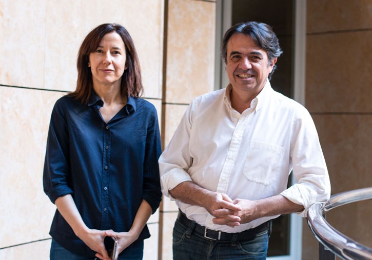 Martí Domínguez i Lucía Sapiña, membres de l’equip investigador de l’Observatori de les Dues Cultures. Foto Andrea Casas.